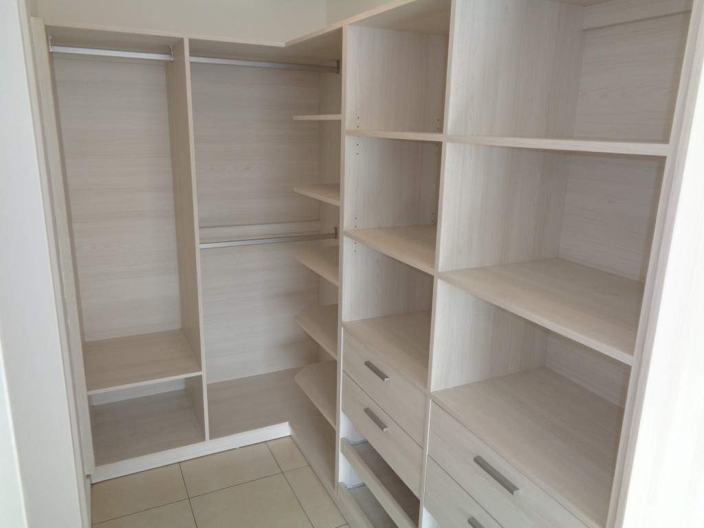 Barrio Alto Verde - Casa de Categoría de 3 Dormitorios, 1 en Suitte con Vestidor, Amplia con Cocina Comedor, 3 Baños, Cochera Doble y Patio