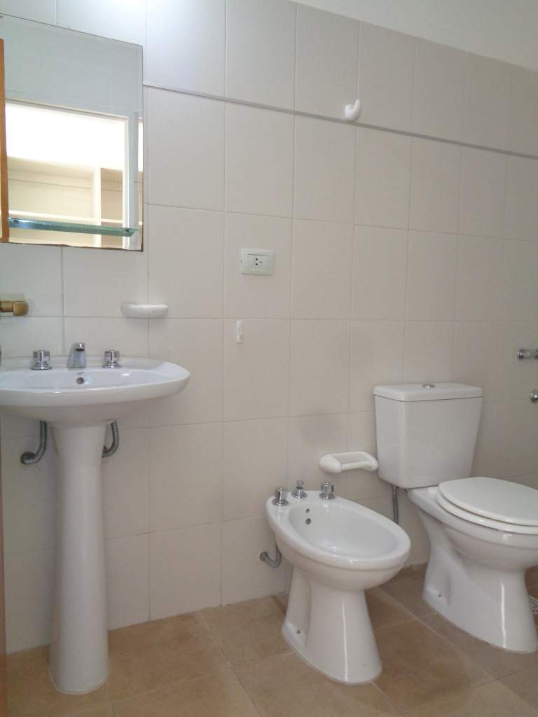 Barrio Alto Verde - Casa de Categoría de 3 Dormitorios, 1 en Suitte con Vestidor, Amplia con Cocina Comedor, 3 Baños, Cochera Doble y Patio