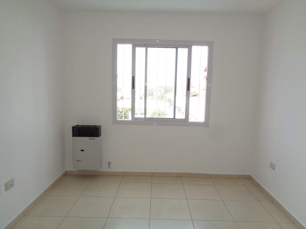 Barrio Alto Verde - Casa de Categoría de 3 Dormitorios, 1 en Suitte con Vestidor, Amplia con Cocina Comedor, 3 Baños, Cochera Doble y Patio