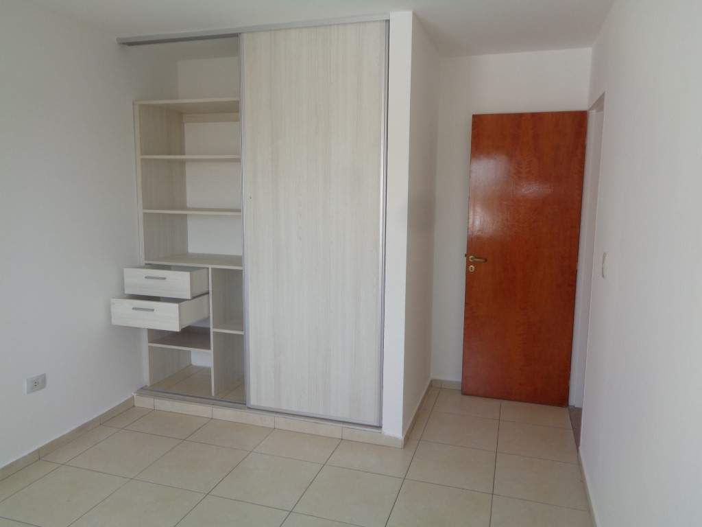 Barrio Alto Verde - Casa de Categoría de 3 Dormitorios, 1 en Suitte con Vestidor, Amplia con Cocina Comedor, 3 Baños, Cochera Doble y Patio