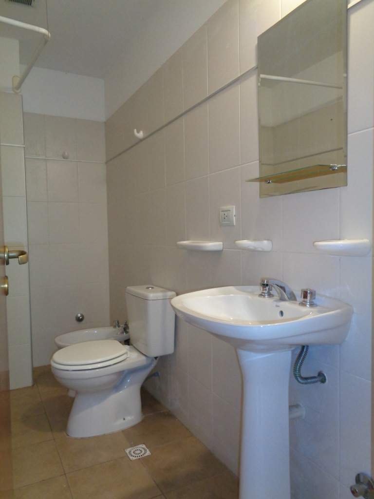 Barrio Alto Verde - Casa de Categoría de 3 Dormitorios, 1 en Suitte con Vestidor, Amplia con Cocina Comedor, 3 Baños, Cochera Doble y Patio