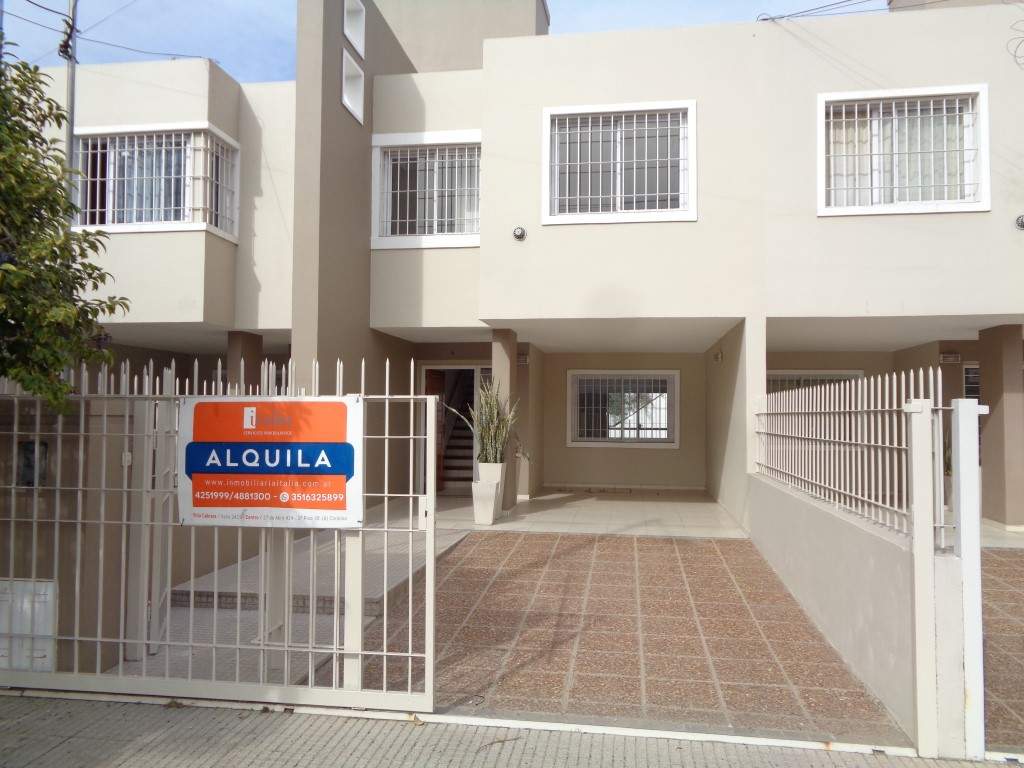 Barrio Alto Verde - Casa de Categoría de 3 Dormitorios, 1 en Suitte con Vestidor, Amplia con Cocina Comedor, 3 Baños, Cochera Doble y Patio