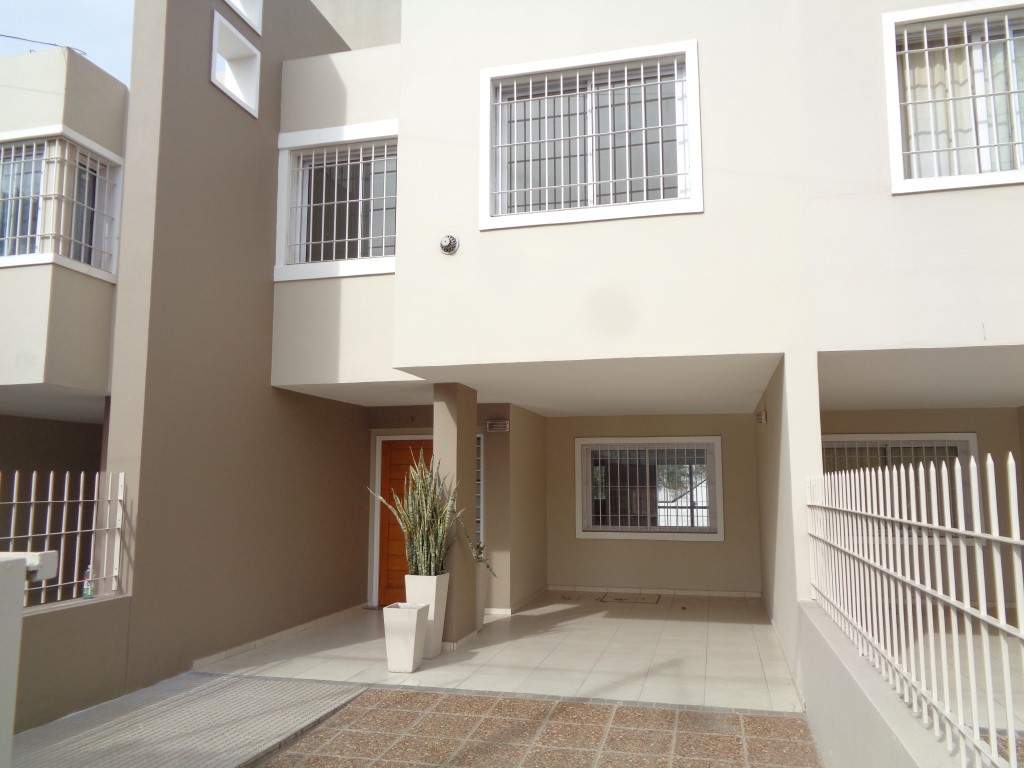 Barrio Alto Verde - Casa de Categoría de 3 Dormitorios, 1 en Suitte con Vestidor, Amplia con Cocina Comedor, 3 Baños, Cochera Doble y Patio