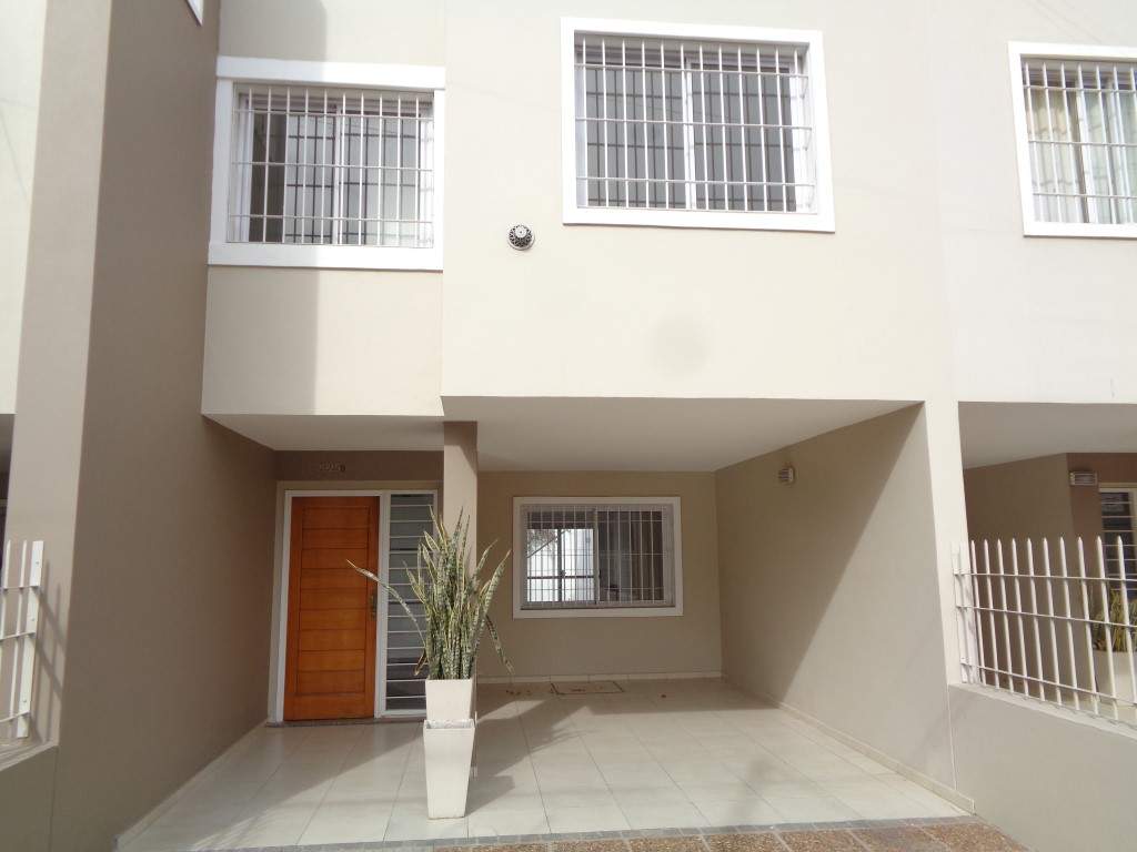 Barrio Alto Verde - Casa de Categoría de 3 Dormitorios, 1 en Suitte con Vestidor, Amplia con Cocina Comedor, 3 Baños, Cochera Doble y Patio