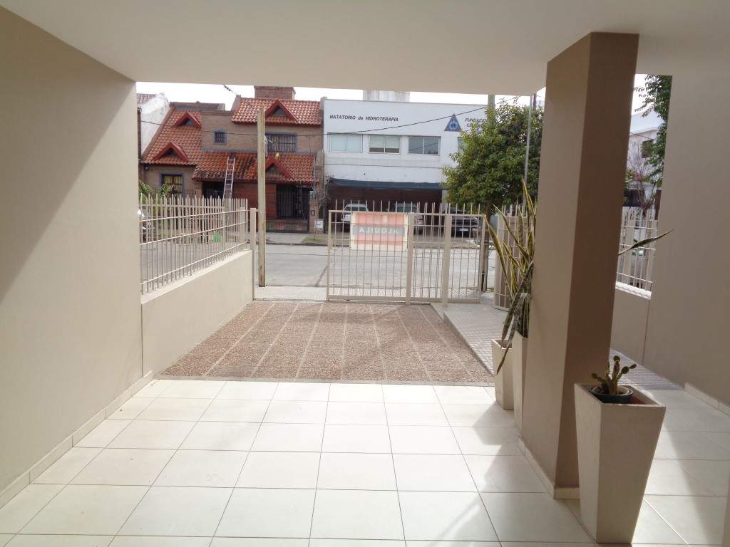 Barrio Alto Verde - Casa de Categoría de 3 Dormitorios, 1 en Suitte con Vestidor, Amplia con Cocina Comedor, 3 Baños, Cochera Doble y Patio