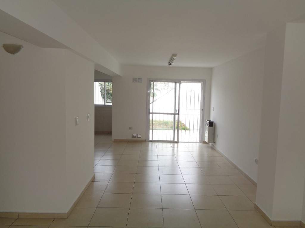 Barrio Alto Verde - Casa de Categoría de 3 Dormitorios, 1 en Suitte con Vestidor, Amplia con Cocina Comedor, 3 Baños, Cochera Doble y Patio