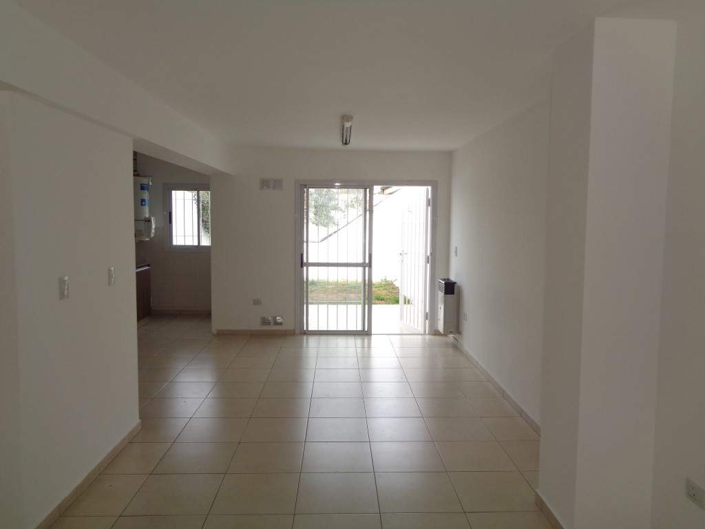 Barrio Alto Verde - Casa de Categoría de 3 Dormitorios, 1 en Suitte con Vestidor, Amplia con Cocina Comedor, 3 Baños, Cochera Doble y Patio