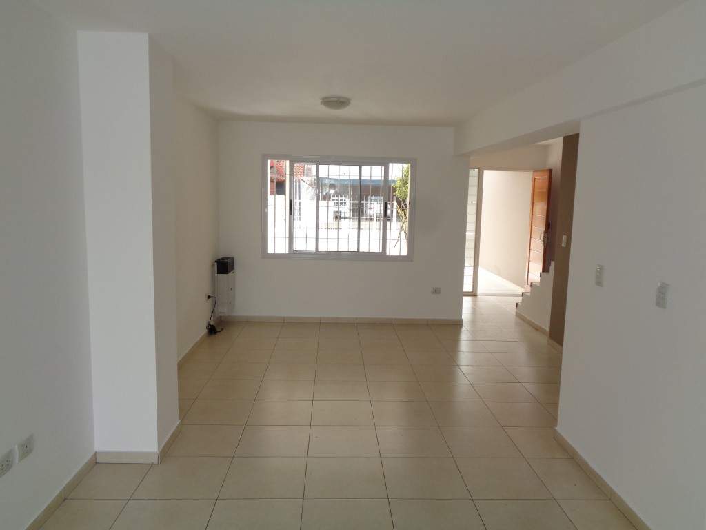 Barrio Alto Verde - Casa de Categoría de 3 Dormitorios, 1 en Suitte con Vestidor, Amplia con Cocina Comedor, 3 Baños, Cochera Doble y Patio