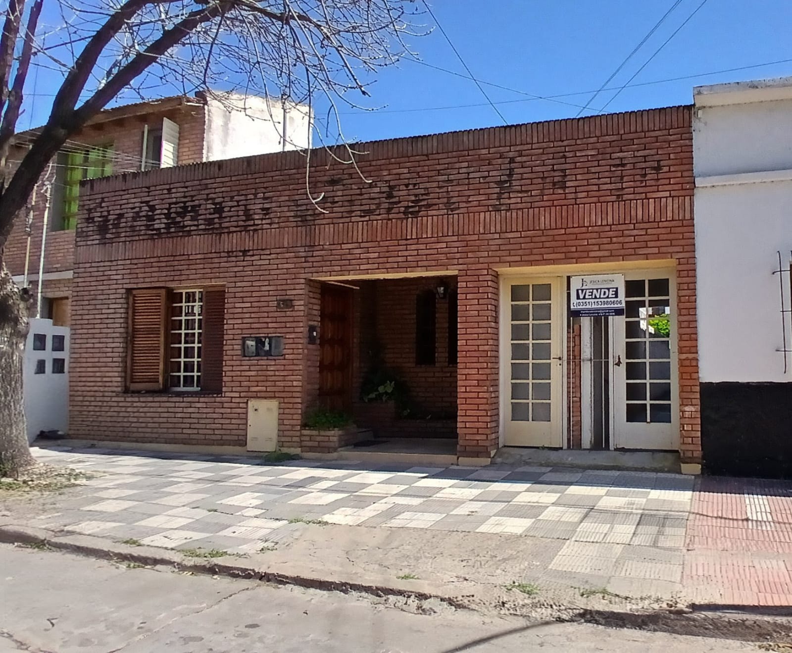VENTA DEPARTAMENTO  ALTO ALBERDI: Alte. Guillermo Brown 584.  A refaccionar.