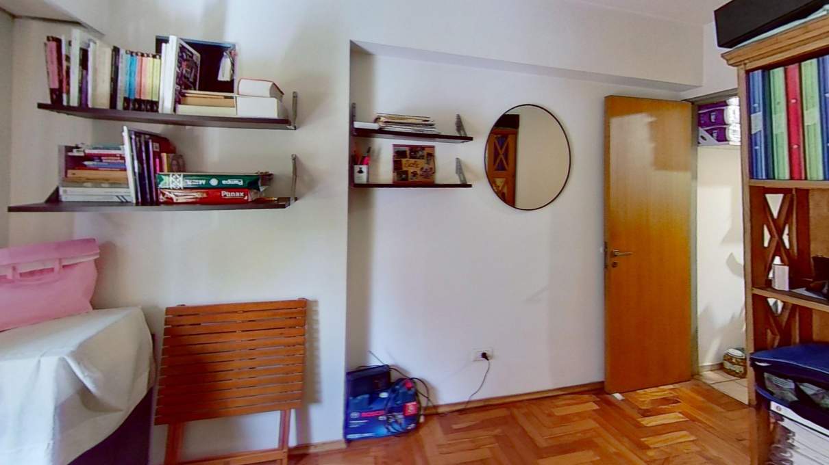 VENDO Departamento de 2 dormitorios frente con balcon, Rondeau entre Parana y Balcarce