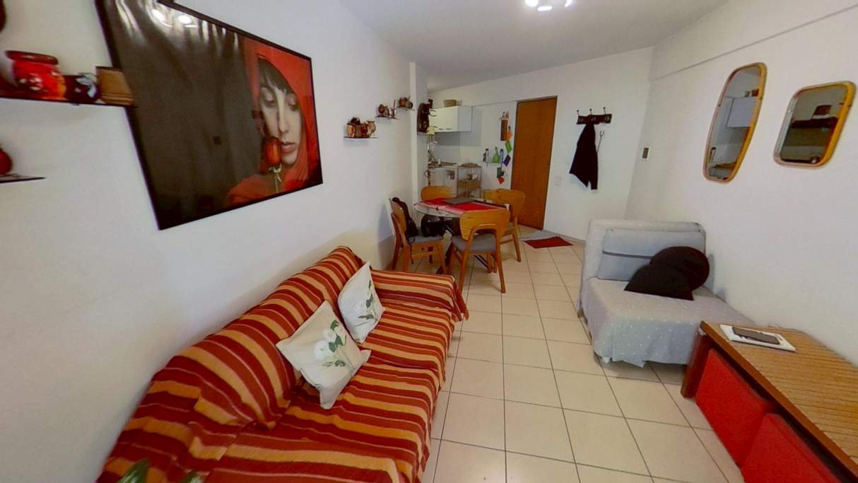 VENDO Departamento de 2 dormitorios frente con balcon, Rondeau entre Parana y Balcarce