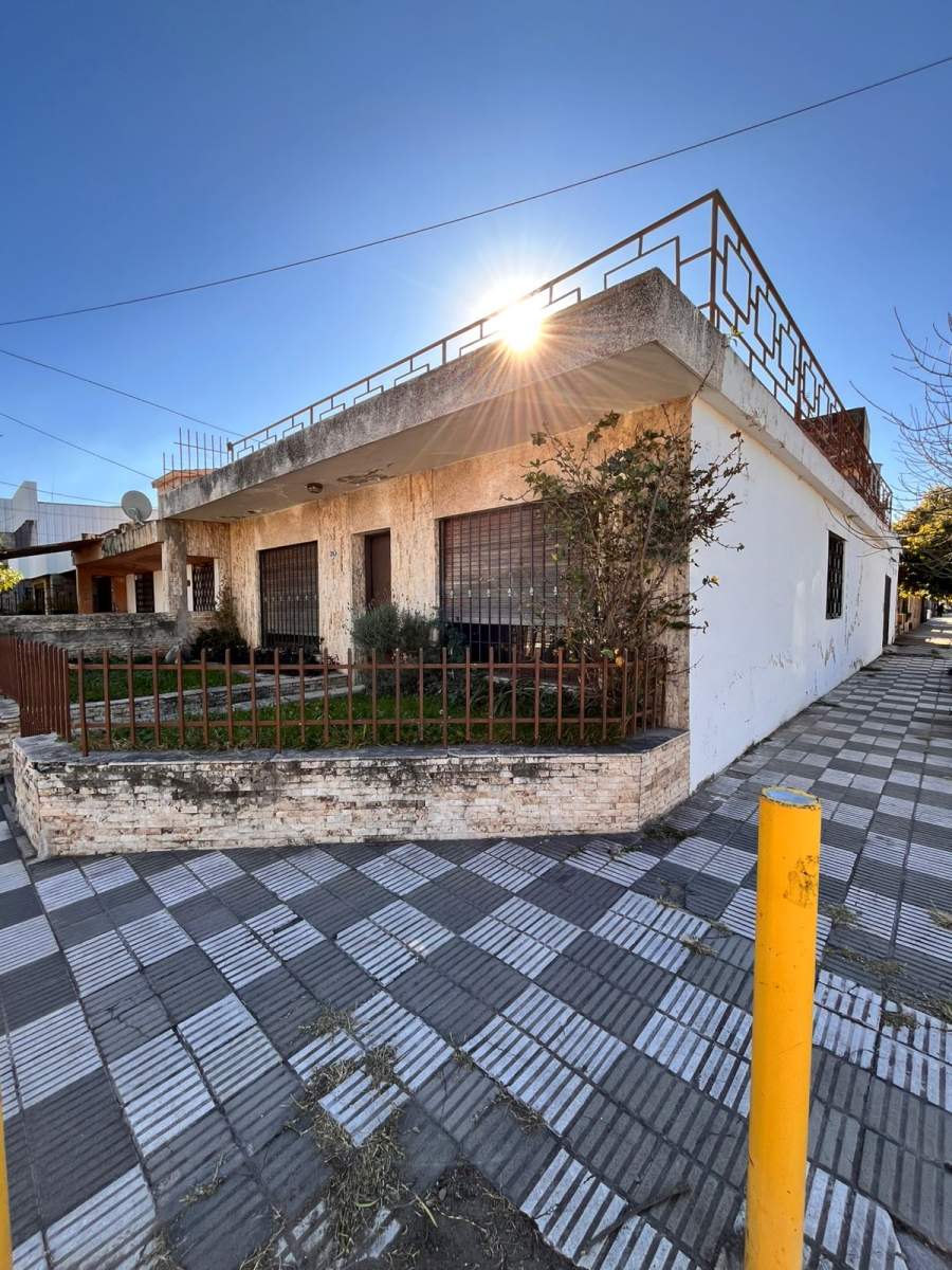 VENTA CASA CON POTENCIAL DE INVERSION - 3 DORM - VILLA AZALAIS
