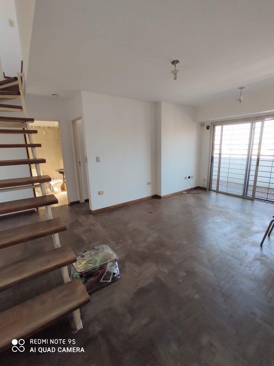 VENTA DUPLEX DE DOS DORMITORIOS CON BALCON - CENTRO