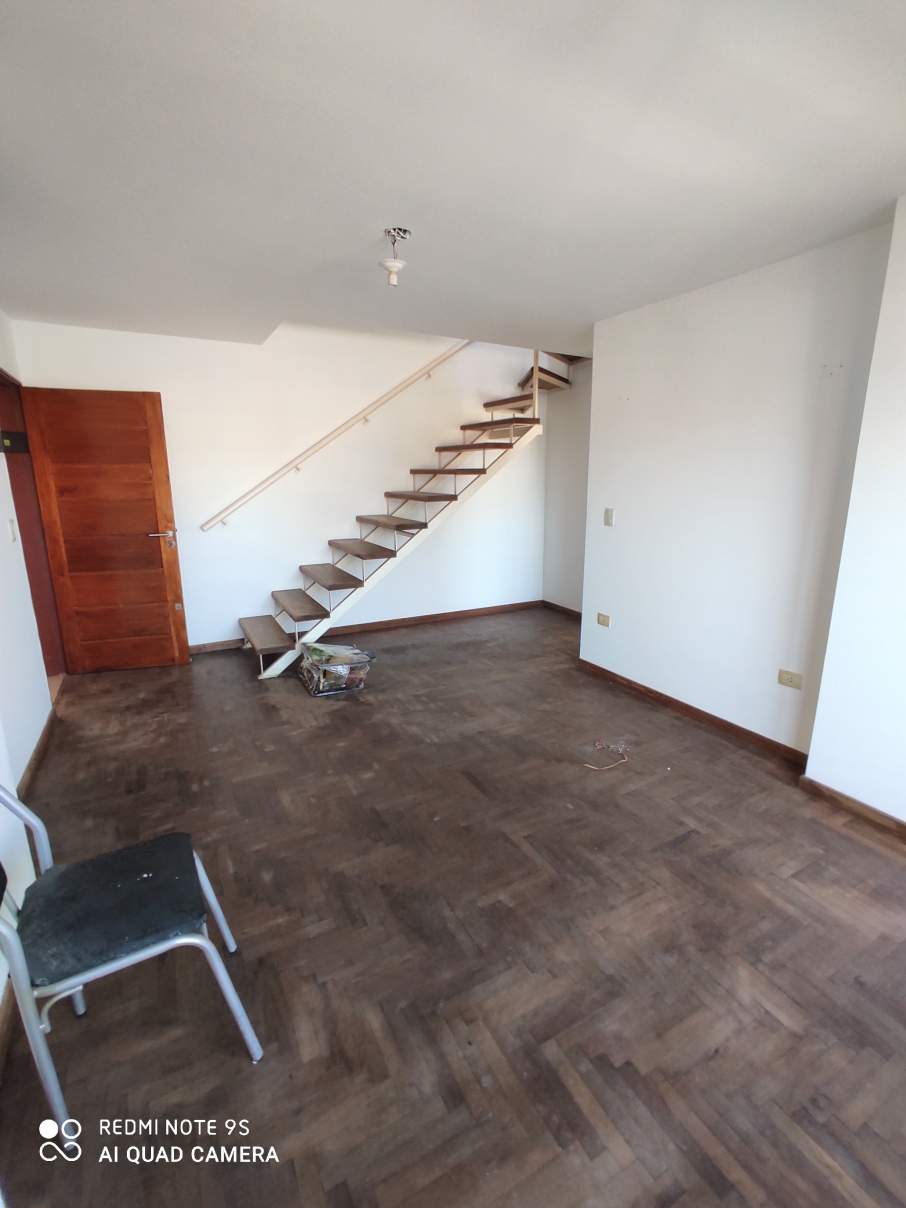 VENTA DUPLEX DE DOS DORMITORIOS CON BALCON - CENTRO