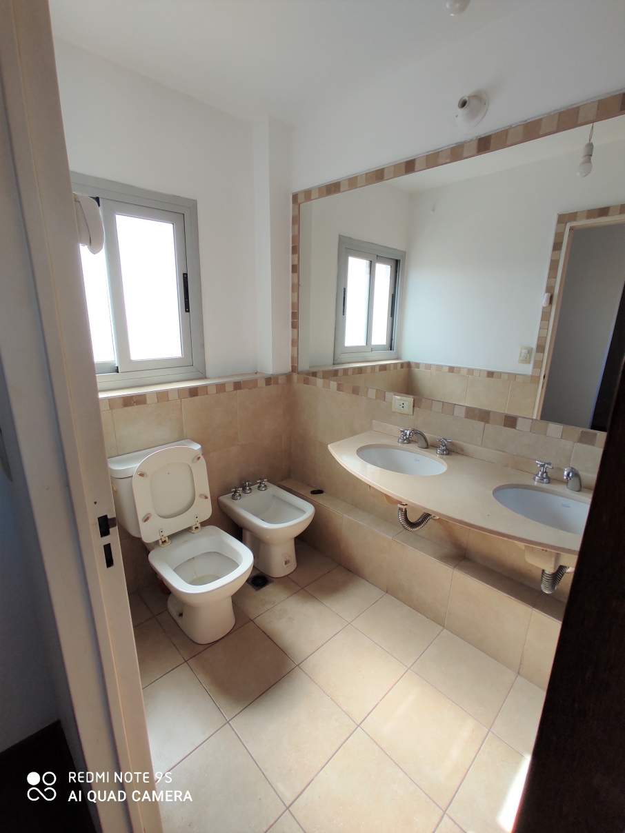 VENTA DUPLEX DE DOS DORMITORIOS CON BALCON - CENTRO