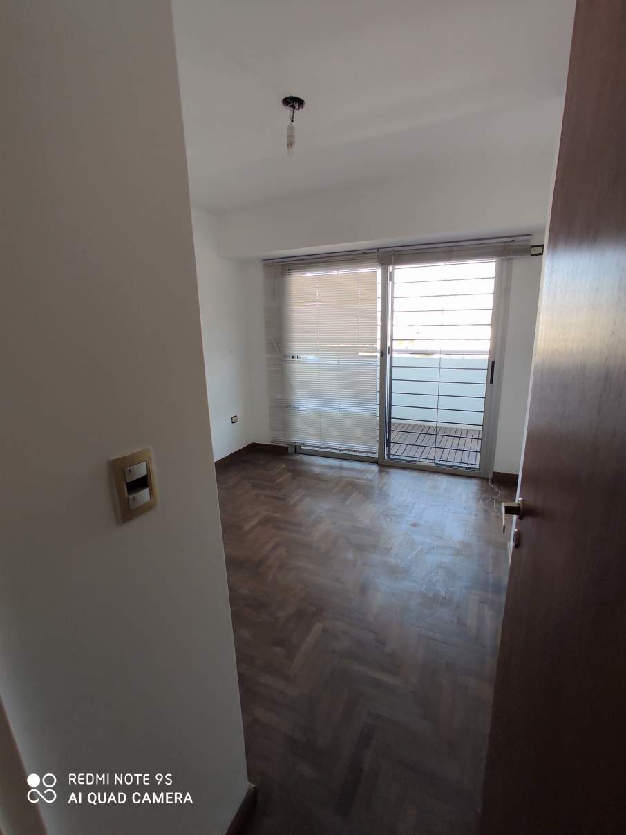 VENTA DUPLEX DE DOS DORMITORIOS CON BALCON - CENTRO