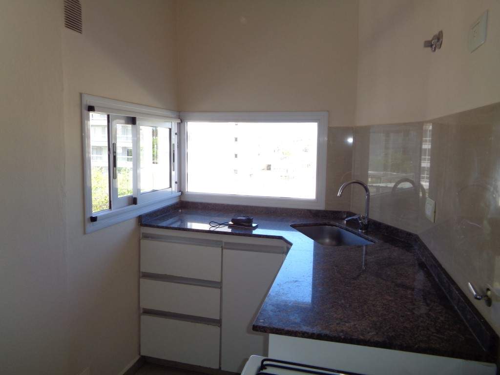 Barrio General Paz - Departamento de Categoría de 1 Dormitorio, Amplio y Luminoso con Balcón y Terraza Amplia con 2 Asadores