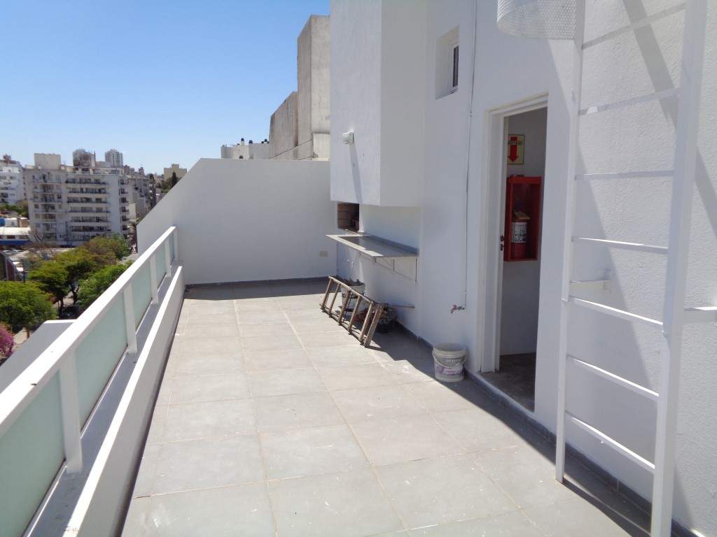 Barrio General Paz - Departamento de Categoría de 1 Dormitorio, Amplio y Luminoso con Balcón y Terraza Amplia con 2 Asadores