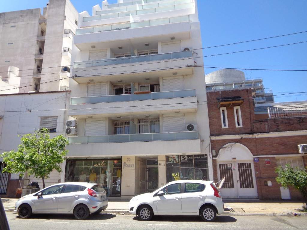 Barrio General Paz - Departamento de Categoría de 1 Dormitorio, Amplio y Luminoso con Balcón y Terraza Amplia con 2 Asadores