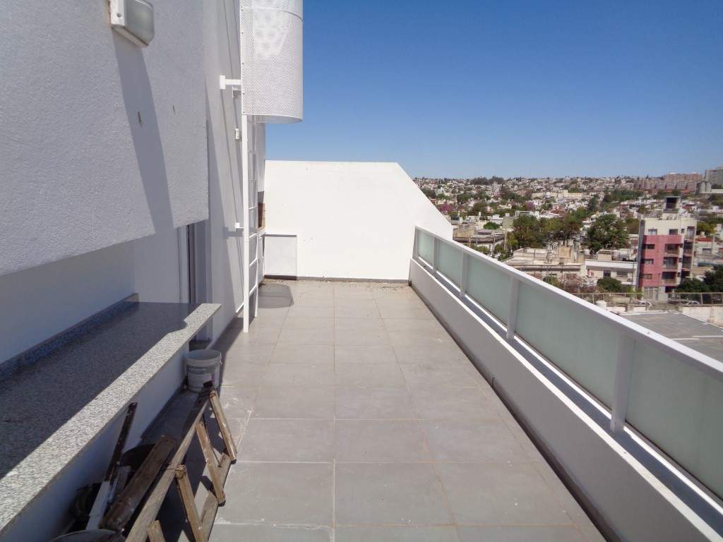 Barrio General Paz - Departamento de Categoría de 1 Dormitorio, Amplio y Luminoso con Balcón y Terraza Amplia con 2 Asadores