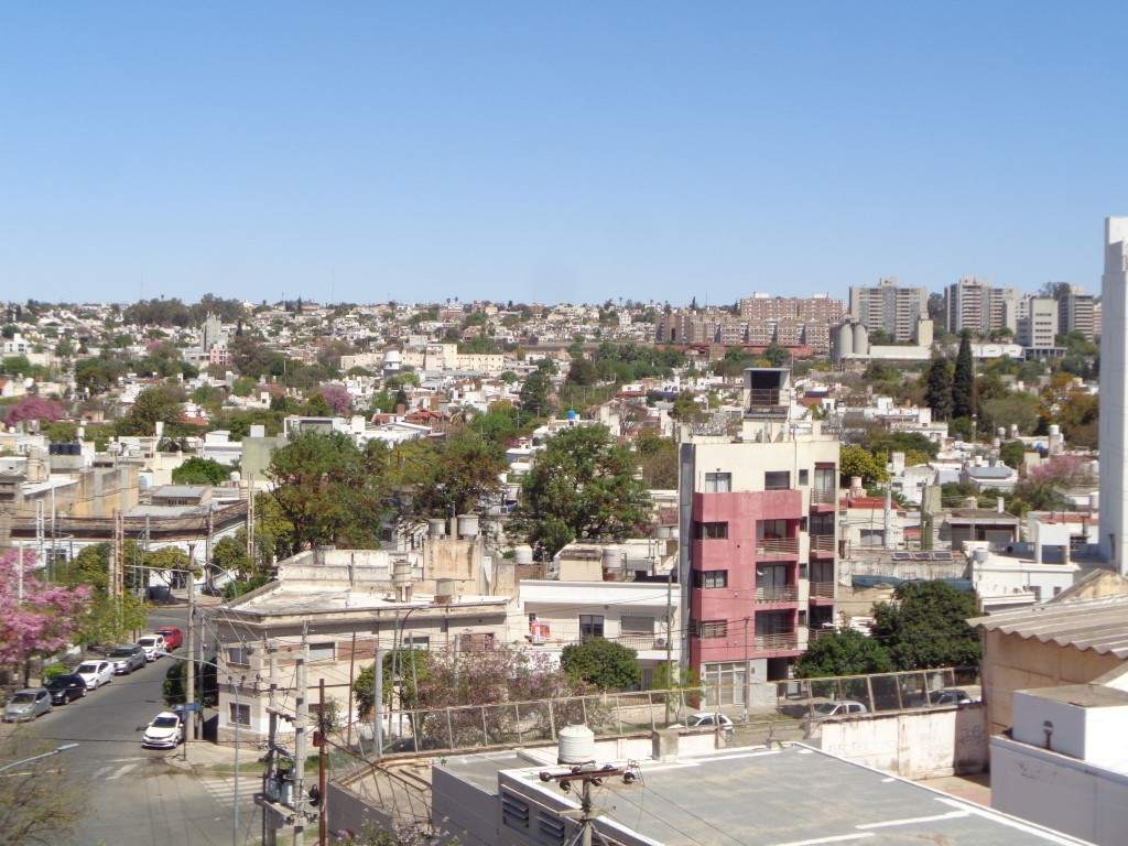 Barrio General Paz - Departamento de Categoría de 1 Dormitorio, Amplio y Luminoso con Balcón y Terraza Amplia con 2 Asadores