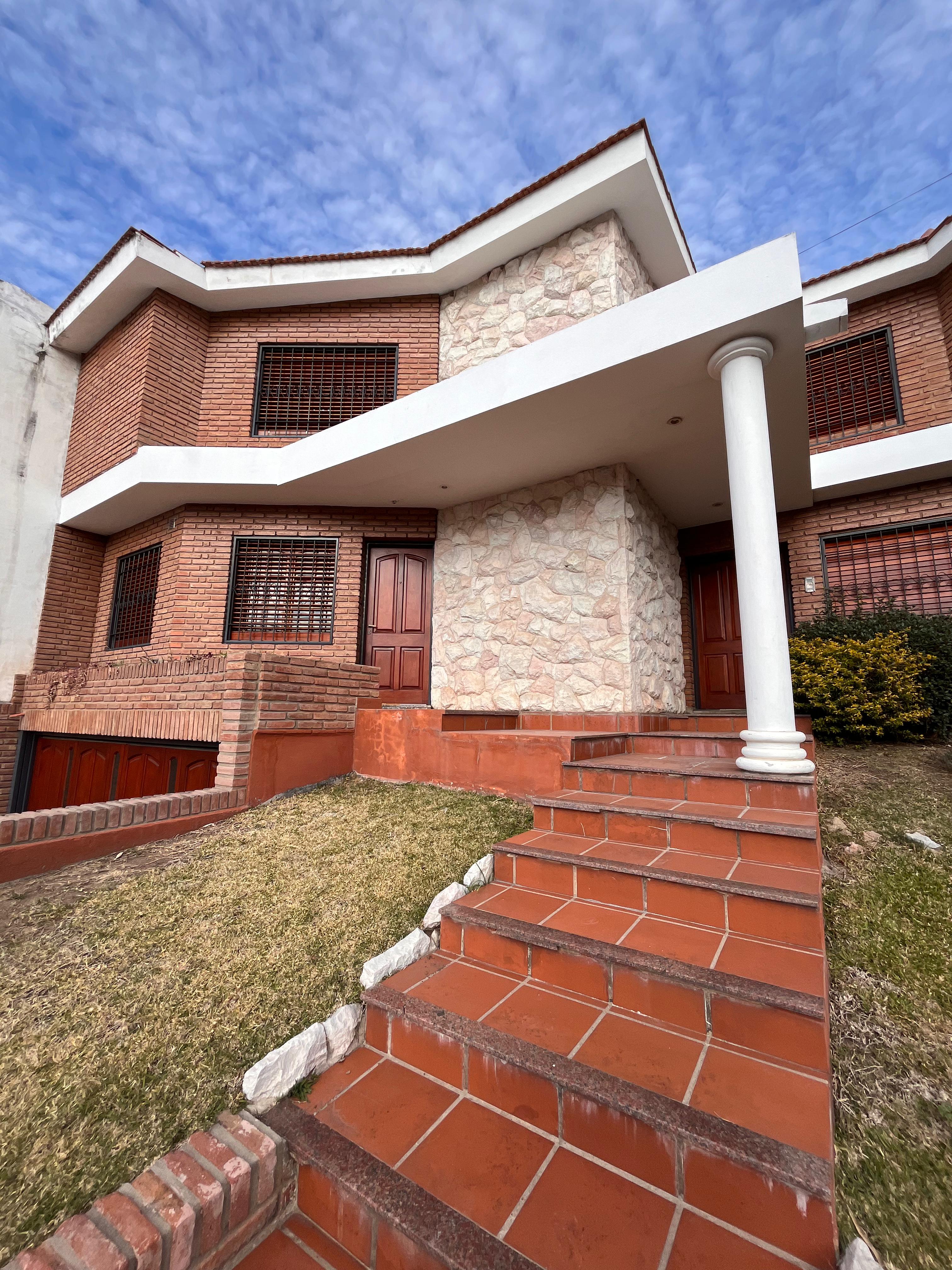 ALQUILER Casa Cuatro Dormitorios San Salvador