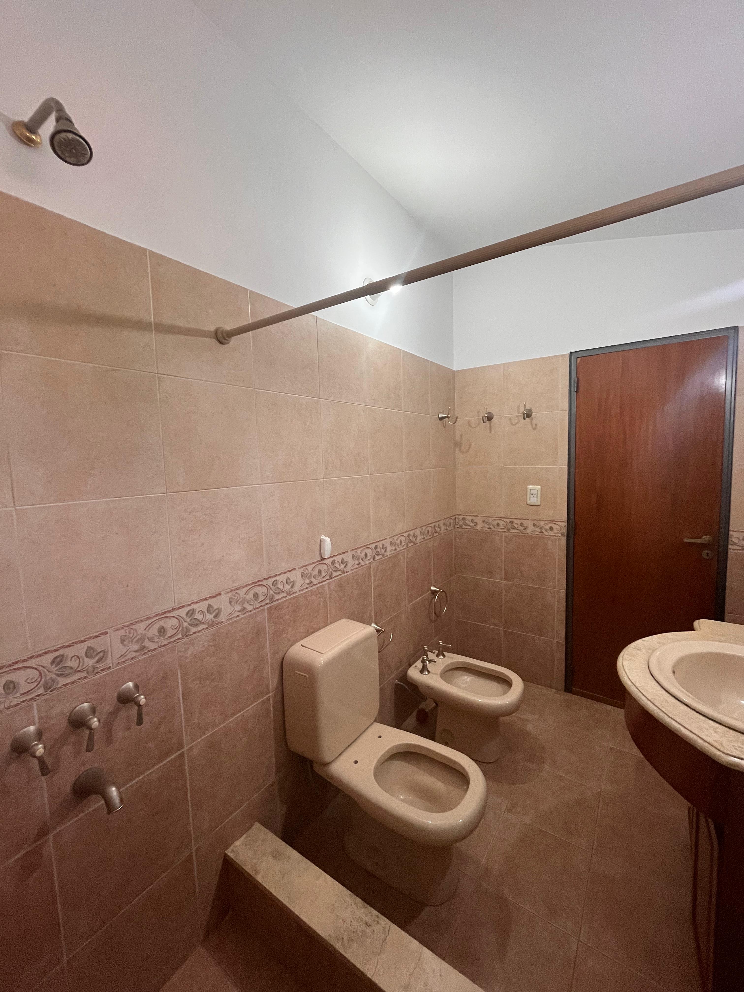 ALQUILER Casa Cuatro Dormitorios San Salvador