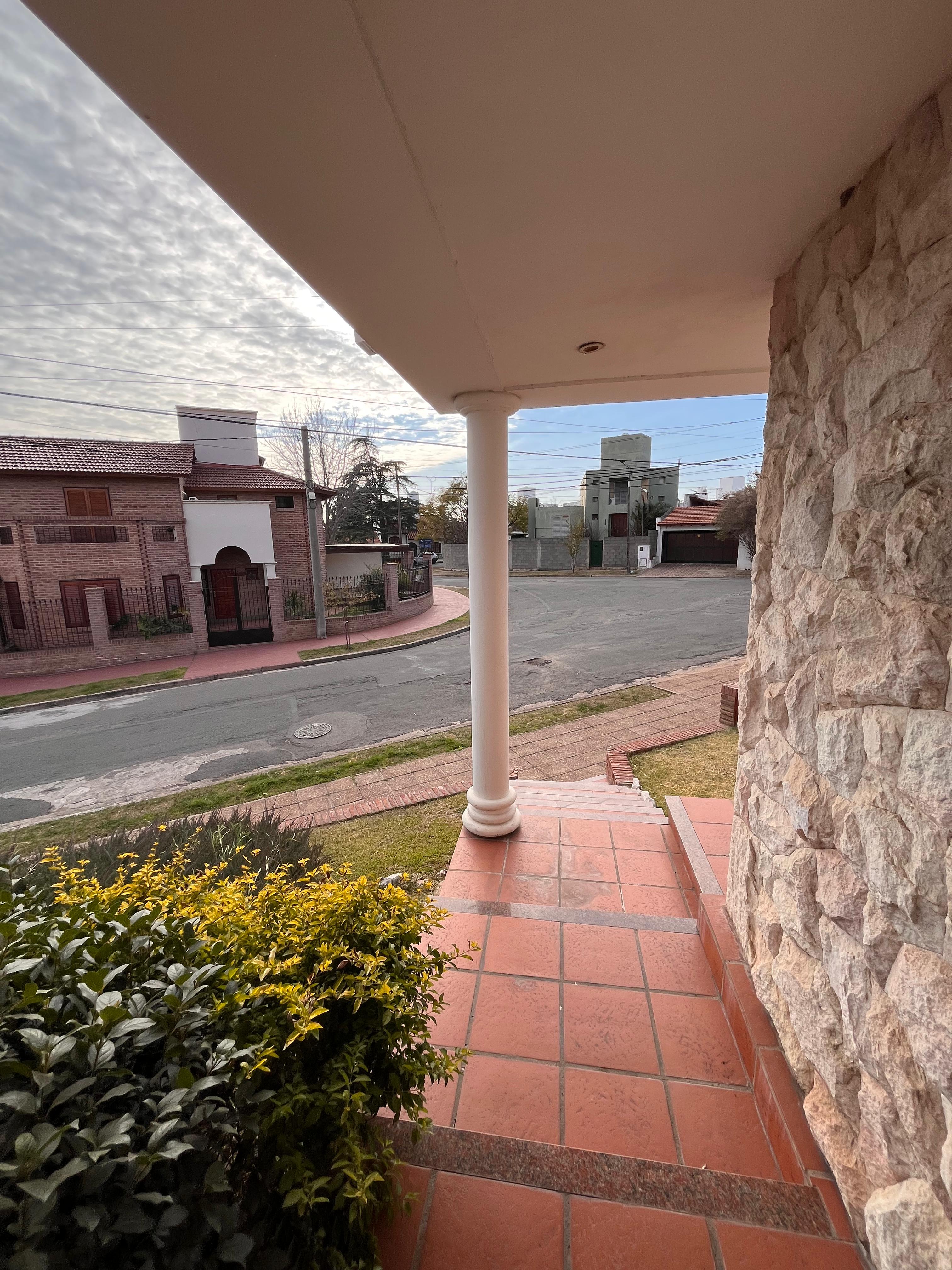 ALQUILER Casa Cuatro Dormitorios San Salvador