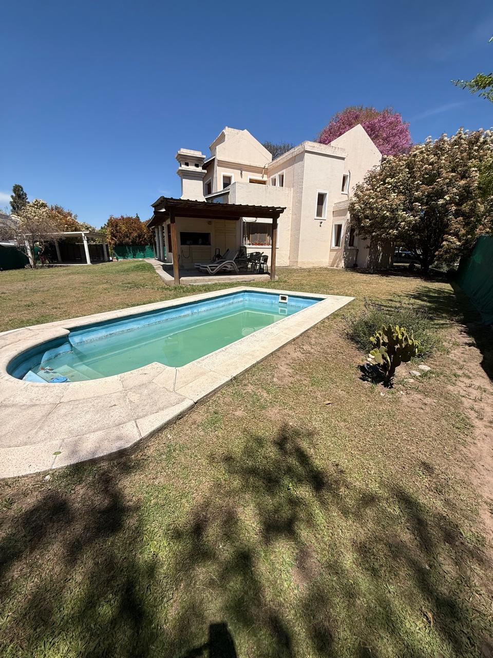 Valle Escondido Los Soles casa 4 domitorios 985m terreno