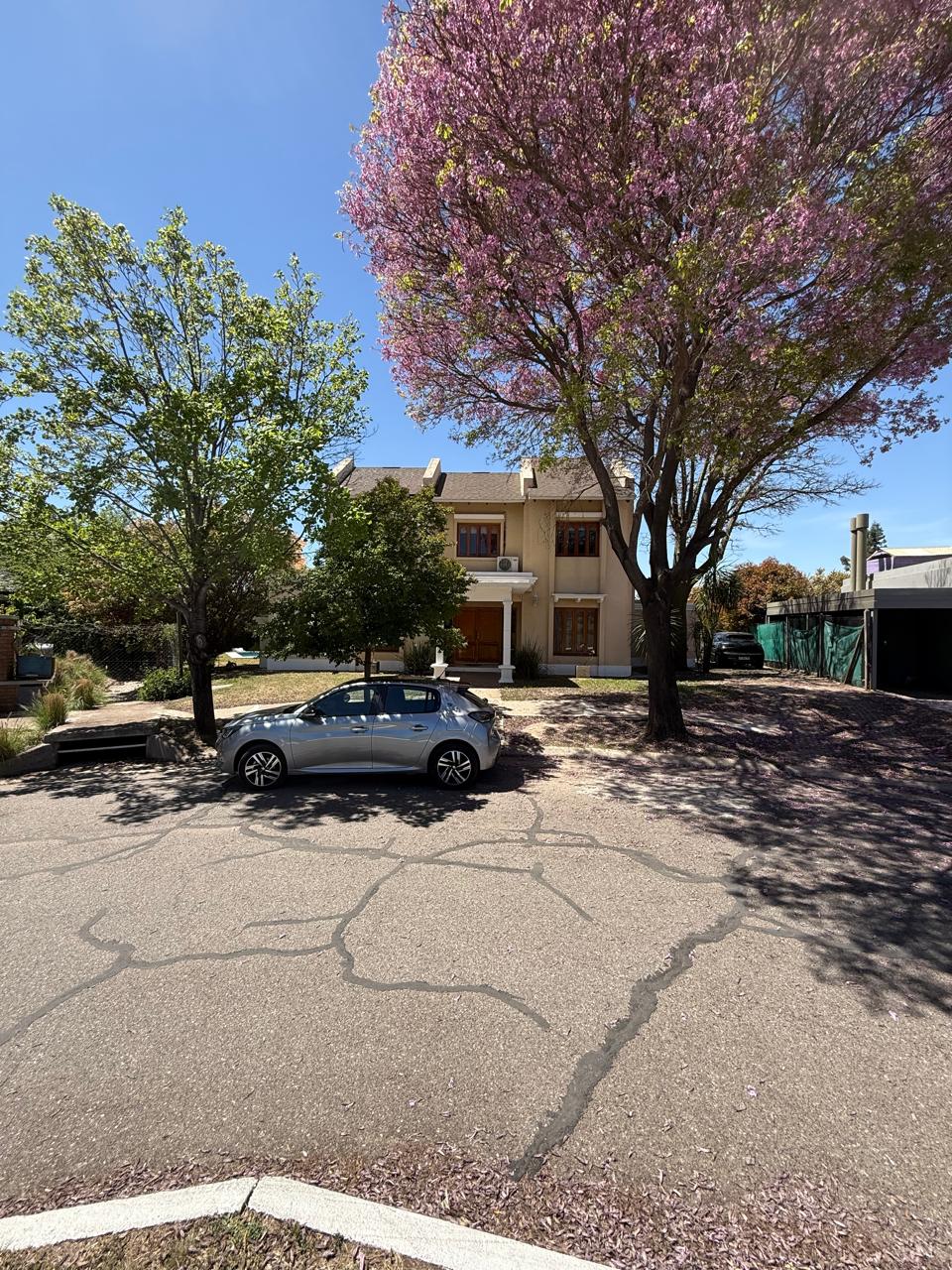 Valle Escondido Los Soles casa 4 domitorios 985m terreno