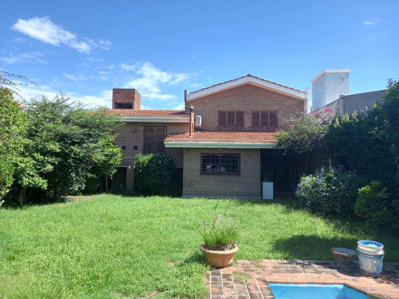 URCA CASA DE TRES DORMITORIOS CON PILETA EXCELENTE UBICACION