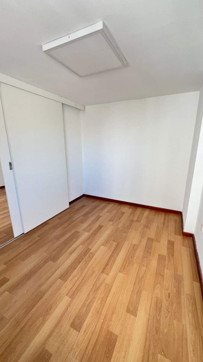 VENTA HERMOSA OFICINA CON SECTORES DIVIDIDOS - CENTRO