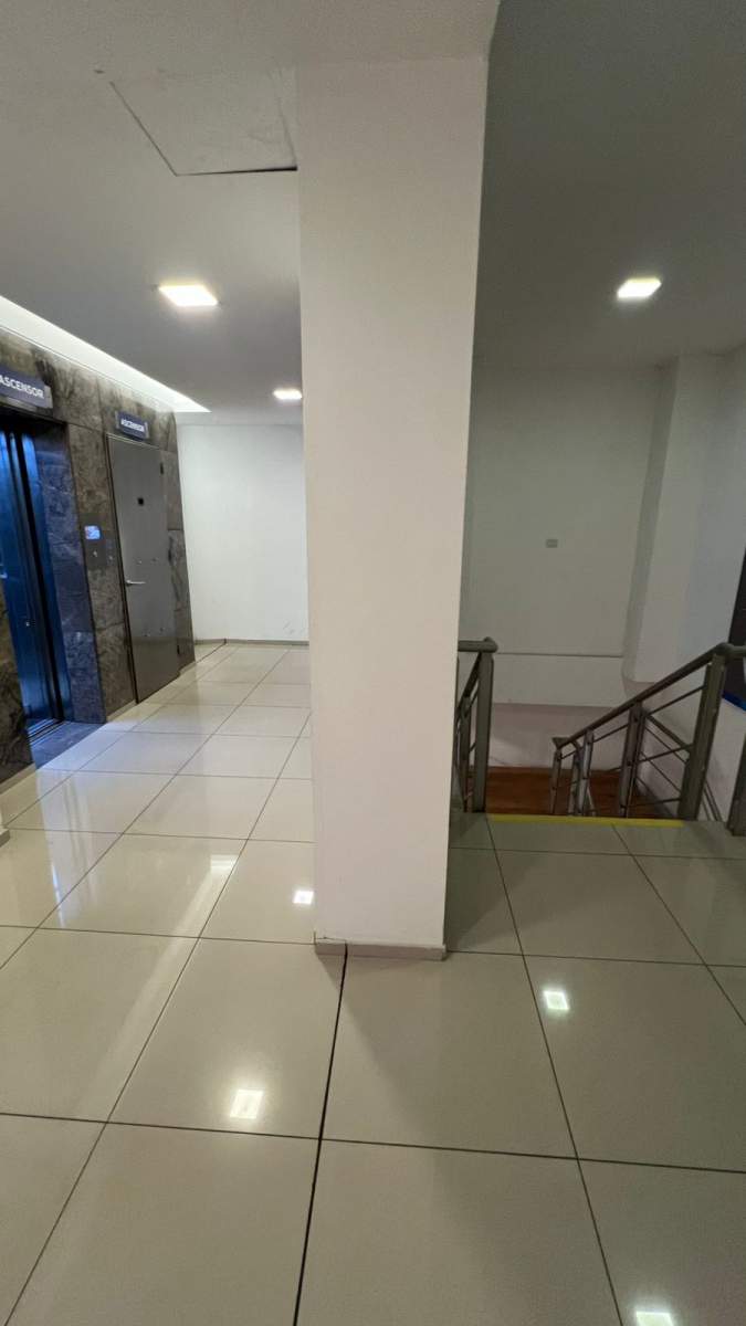 VENTA HERMOSA OFICINA CON SECTORES DIVIDIDOS - CENTRO