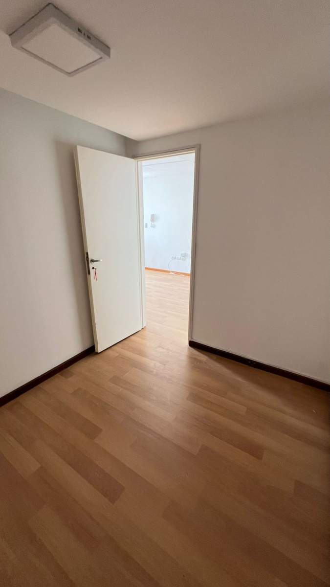 VENTA HERMOSA OFICINA CON SECTORES DIVIDIDOS - CENTRO