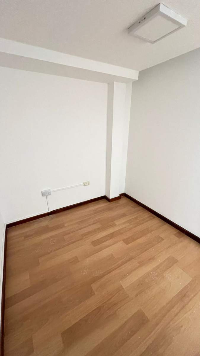 VENTA HERMOSA OFICINA CON SECTORES DIVIDIDOS - CENTRO