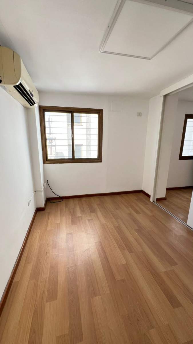 VENTA HERMOSA OFICINA CON SECTORES DIVIDIDOS - CENTRO