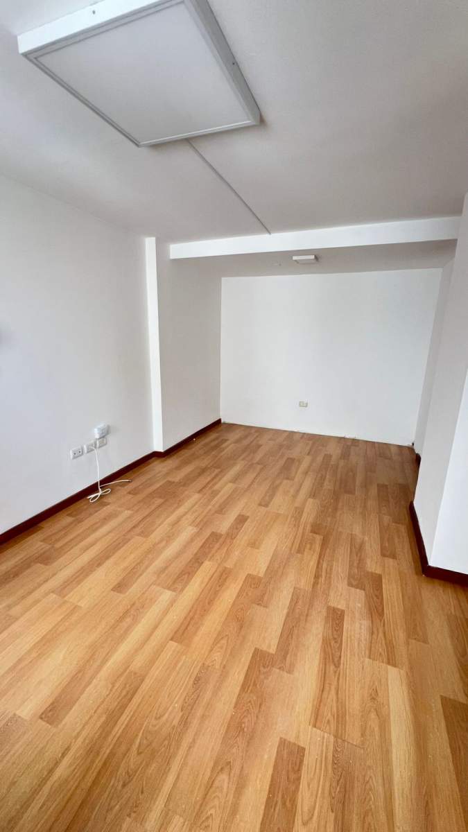 VENTA HERMOSA OFICINA CON SECTORES DIVIDIDOS - CENTRO