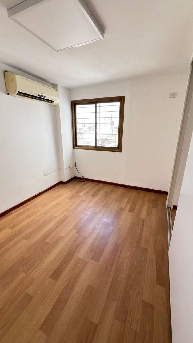 VENTA HERMOSA OFICINA CON SECTORES DIVIDIDOS - CENTRO