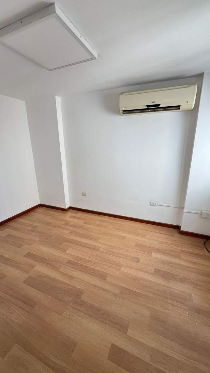 VENTA HERMOSA OFICINA CON SECTORES DIVIDIDOS - CENTRO