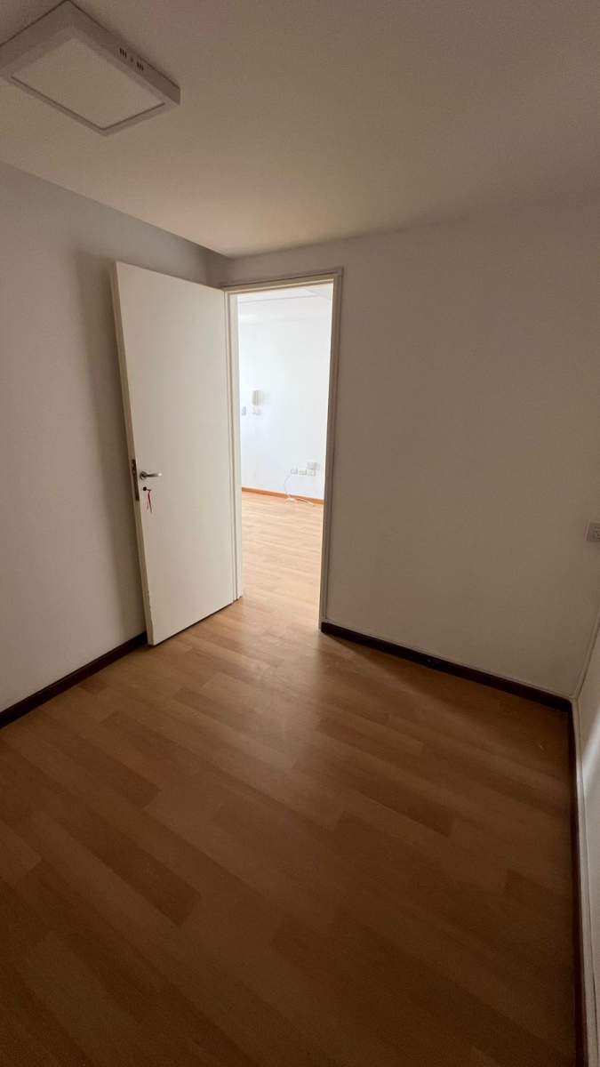 VENTA HERMOSA OFICINA CON SECTORES DIVIDIDOS - CENTRO