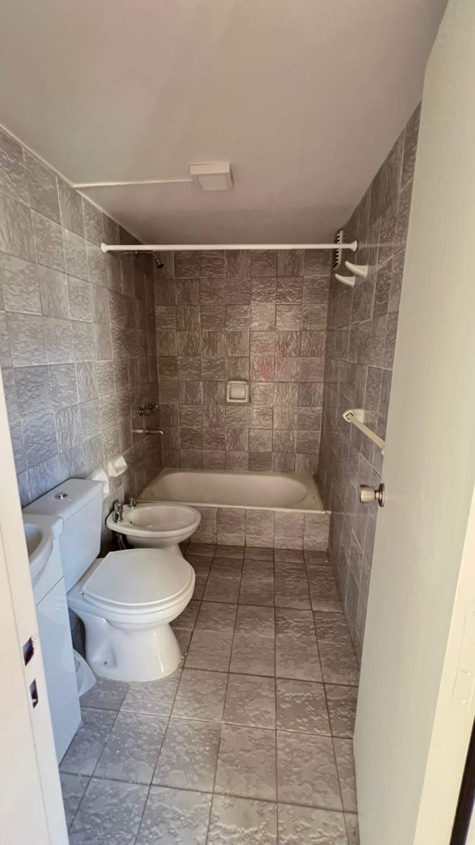 VENTA HERMOSA OFICINA CON SECTORES DIVIDIDOS - CENTRO