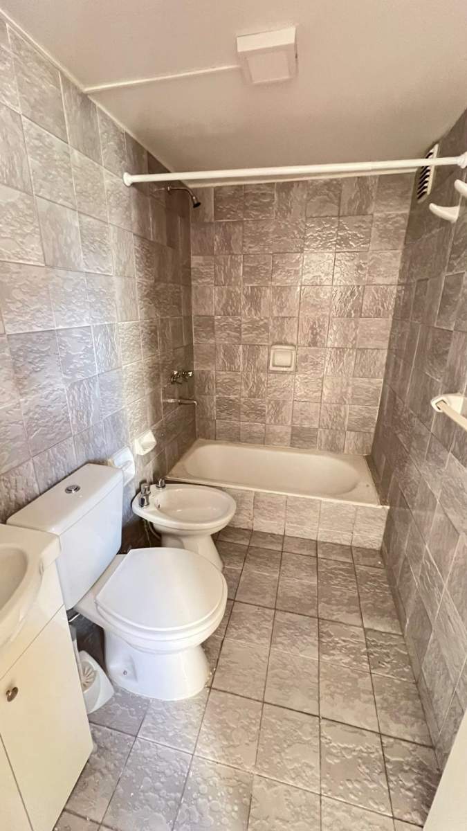 VENTA HERMOSA OFICINA CON SECTORES DIVIDIDOS - CENTRO