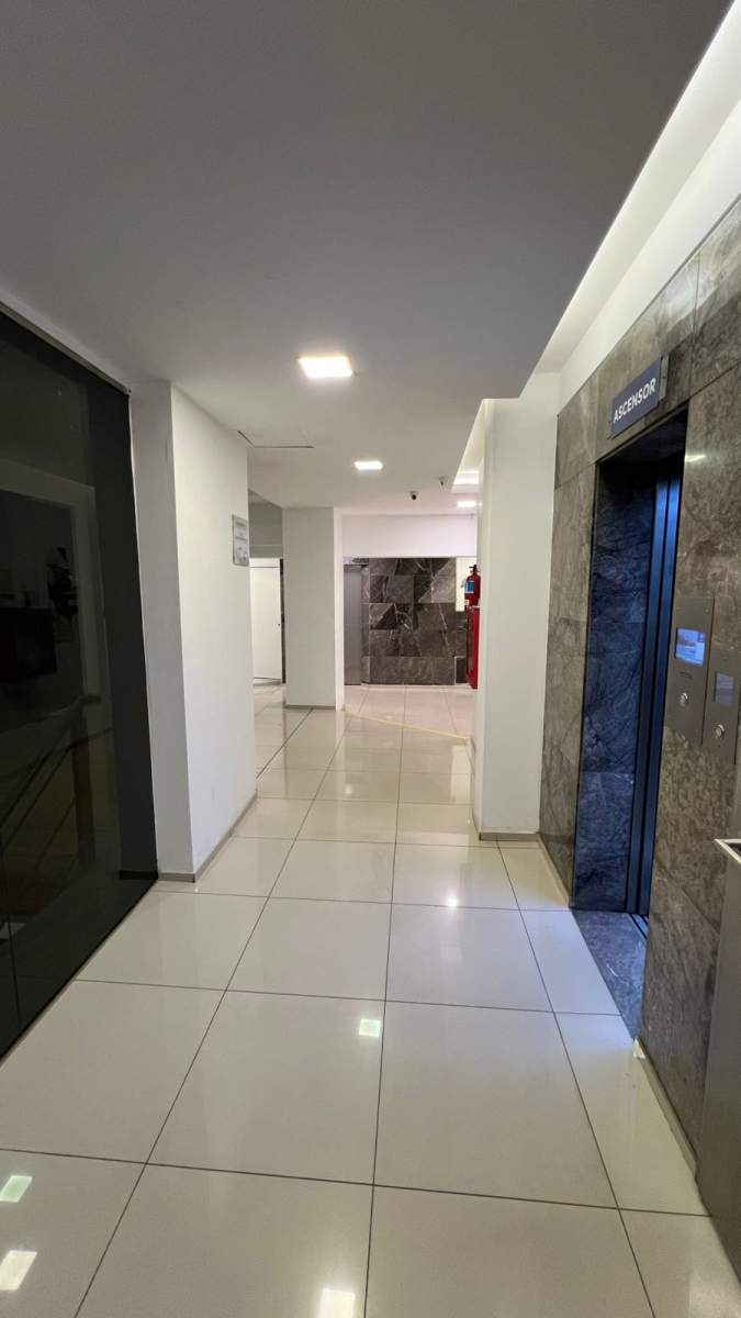 VENTA HERMOSA OFICINA CON SECTORES DIVIDIDOS - CENTRO