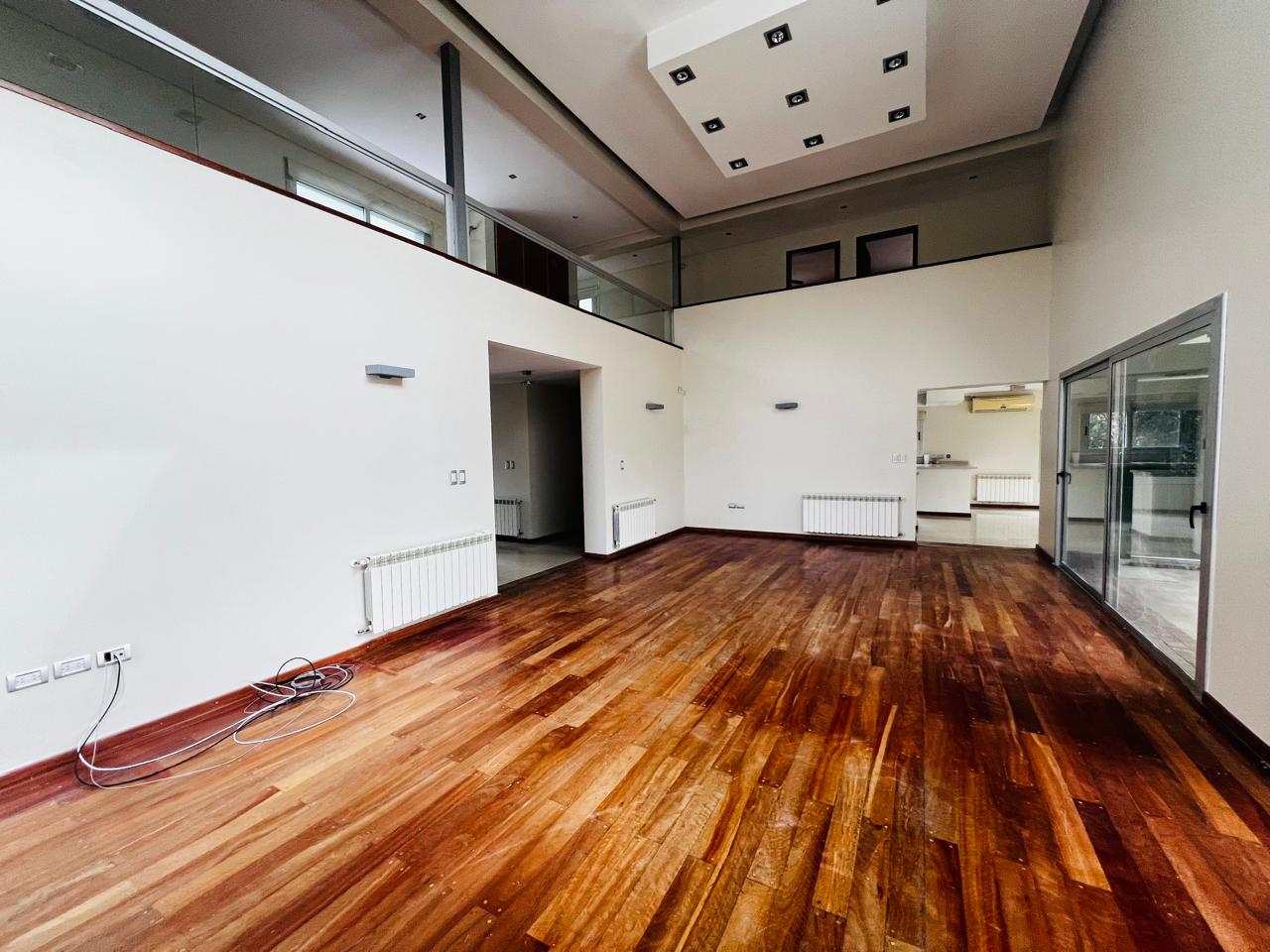 Casa a la Venta Altos del Chateau 5 dorm. La casa combina Elegancia y Funcionalidad. Recibe menor