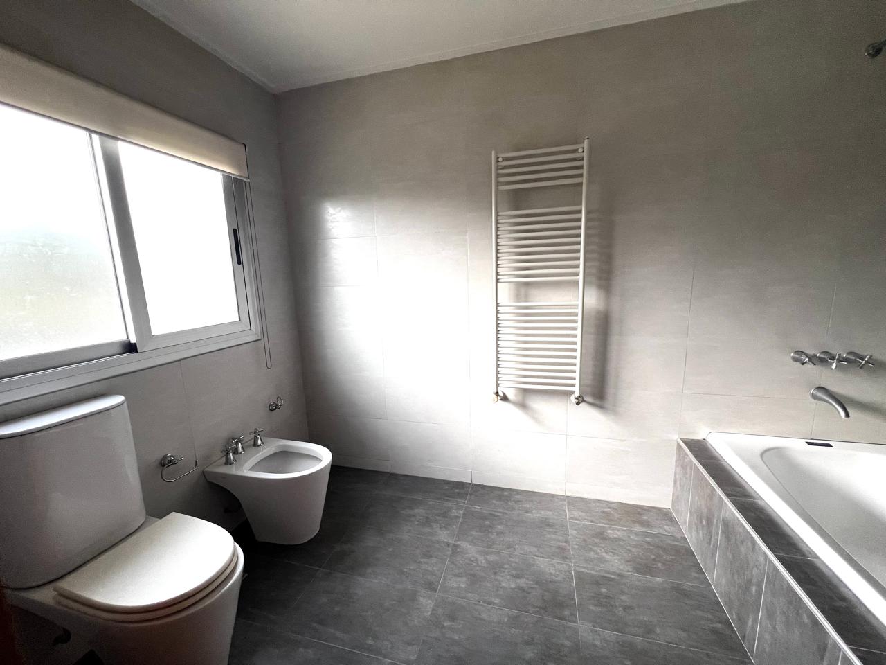 Casa a la Venta Altos del Chateau 5 dorm. La casa combina Elegancia y Funcionalidad. Recibe menor