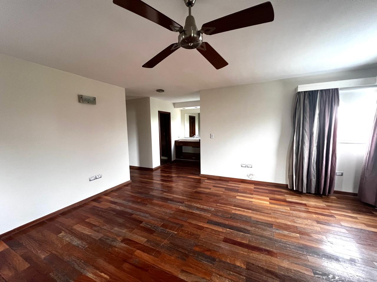 Casa a la Venta Altos del Chateau 5 dorm. La casa combina Elegancia y Funcionalidad. Recibe menor