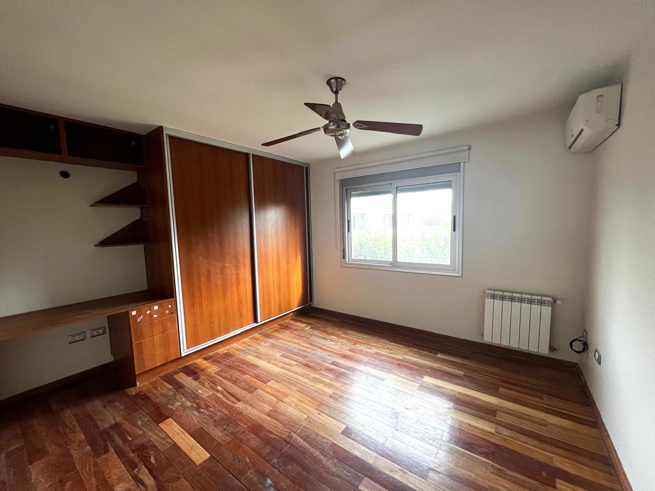 Casa a la Venta Altos del Chateau 5 dorm. La casa combina Elegancia y Funcionalidad. Recibe menor