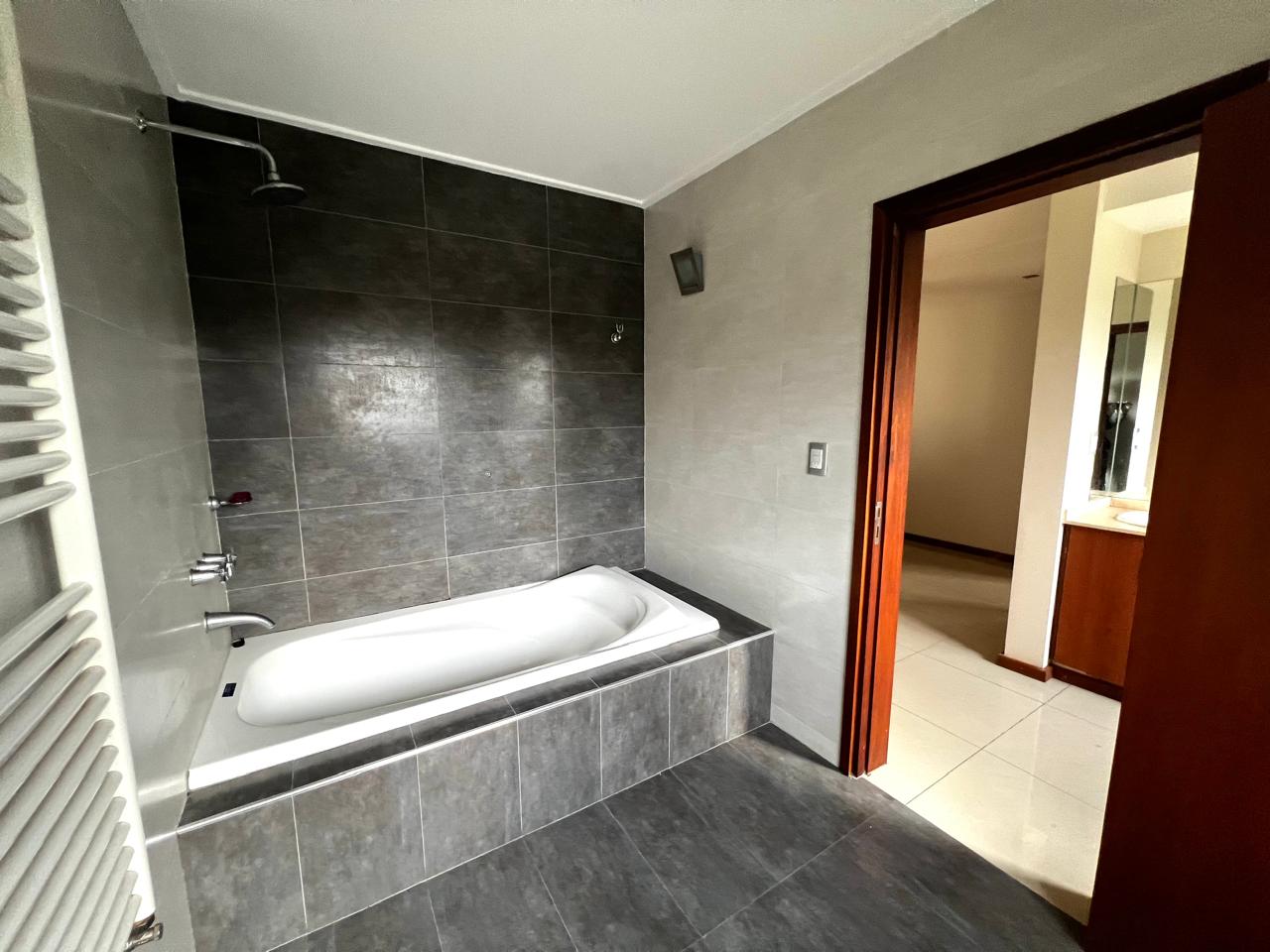 Casa a la Venta Altos del Chateau 5 dorm. La casa combina Elegancia y Funcionalidad. Recibe menor