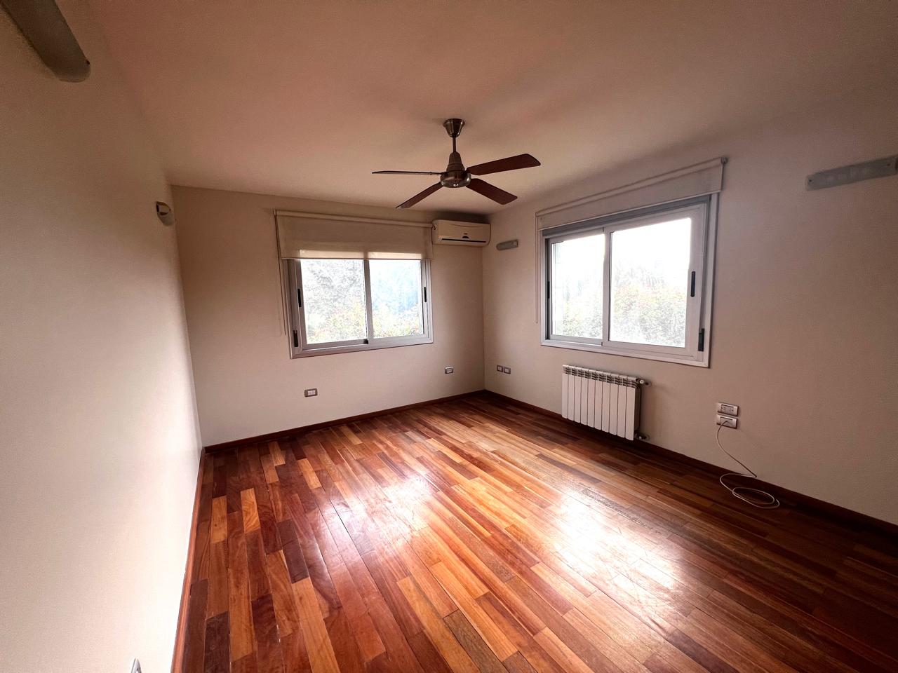 Casa a la Venta Altos del Chateau 5 dorm. La casa combina Elegancia y Funcionalidad. Recibe menor