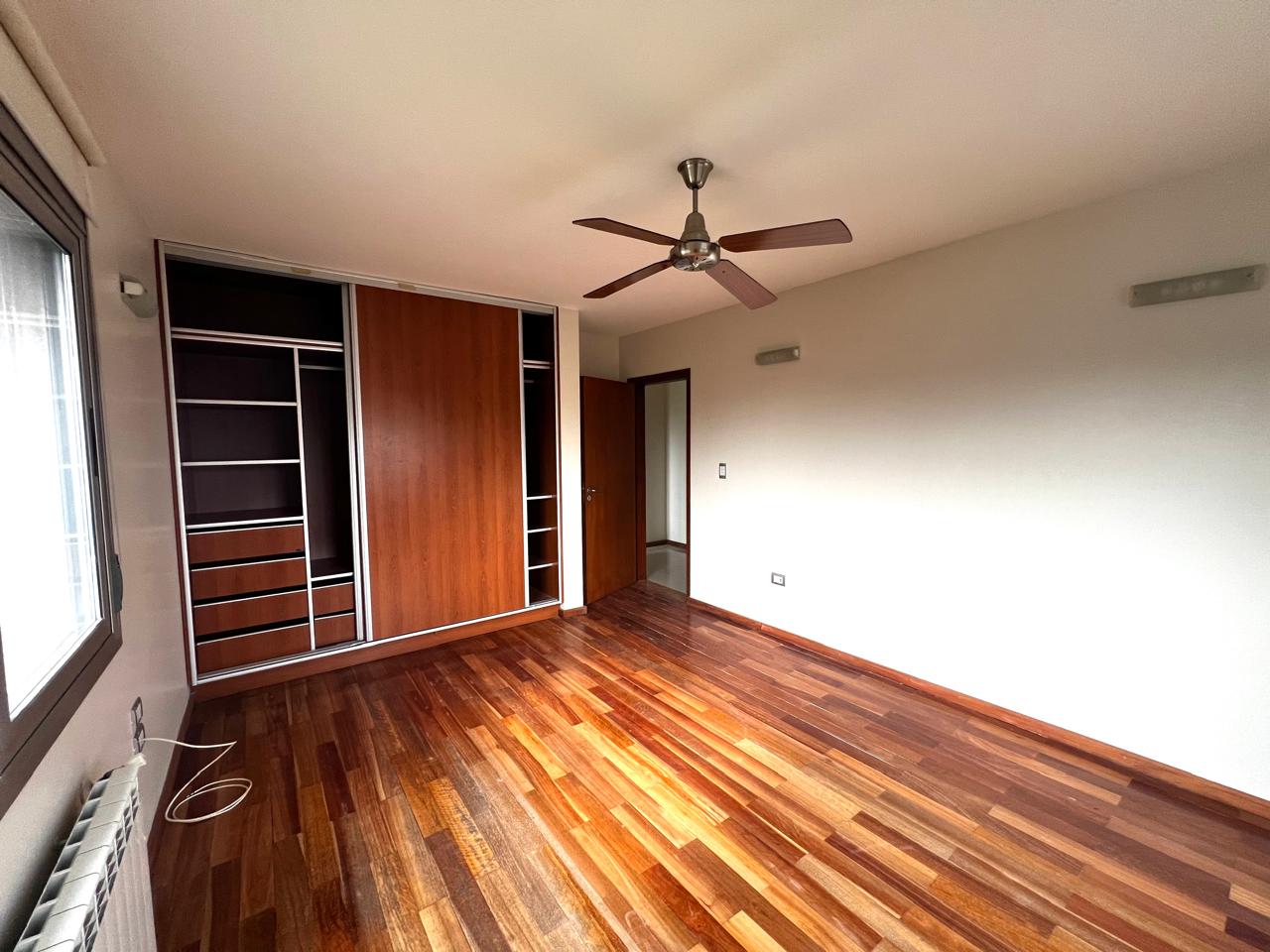 Casa a la Venta Altos del Chateau 5 dorm. La casa combina Elegancia y Funcionalidad. Recibe menor